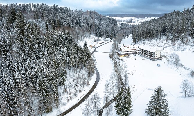 Drohnenbild über das Tal der Mühlen mit Blick auf die Schlüchtmühle