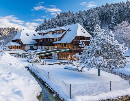 Hotel Tannenmühle von außen im Winter