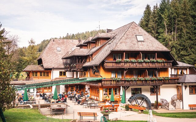 Blick auf den Gastgarten der Tannenmühle im Sommer