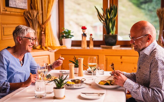 Pärchen beim Essen im Restaurant der Tannenmühle