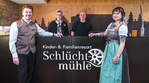 Mitarbeiter an der Rezeption im Kinderhotel Schlüchtmühle